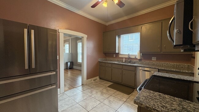 Building Photo - Charming Downtown Greenville Home Available Now!