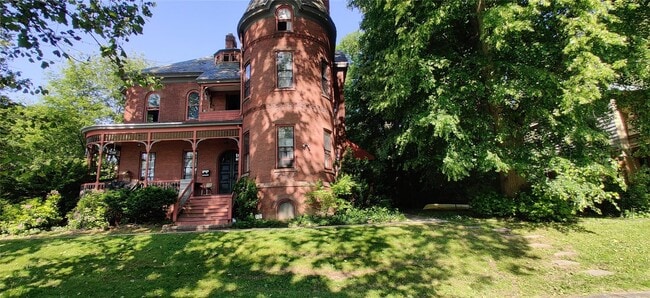 Building Photo - 335 Grand St