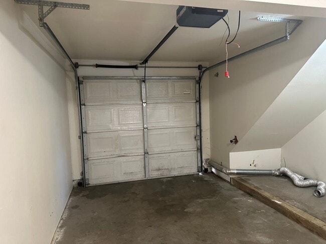 Building Photo - Freshly updated 3 bedroom 2 bathroom duple...