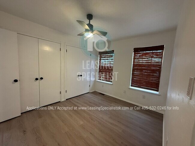 Building Photo - West Norman 2 Bed 1.5 Bath Townhouse Available for Your Immediate Move!