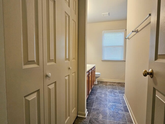 Building Photo - 88 Robinhill Dr