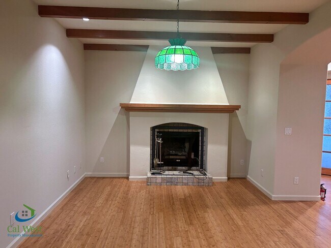 Building Photo - $4,595 - Large Gorgeous 3/2 Tri-Level Home with Beautiful Views in Gilroy near Wineries