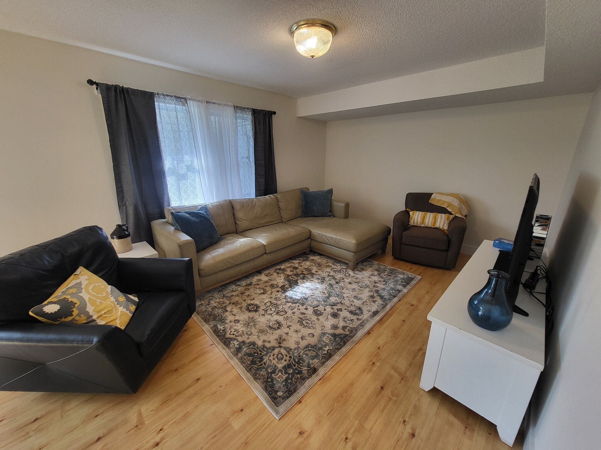 Living Room - 18 Beachwood Bay Dr