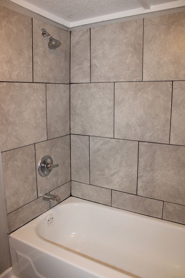Building Photo - 3 or 4 bedrooms! Your Choice!