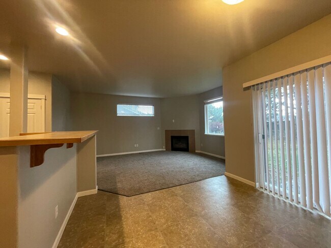Building Photo - BEAUTIFUL 3 BEDROOM AND 2.5 BATHROOM TOWNHOUSE IN SOUTHWEST REDMOND!