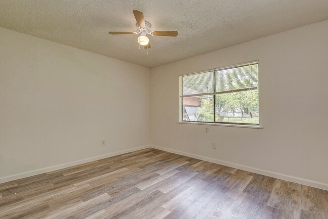 Building Photo - $1,450  3 Bedr/ 1 bath Beautiful Home in D...