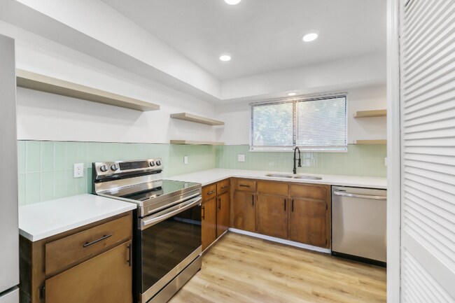 Building Photo - 1304 Magnolia Cir E