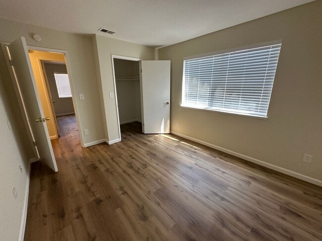 Building Photo - 3-bedroom, 2 car garage, dishwasher, stove...
