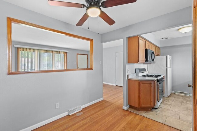Building Photo - 515 Topaz Ave