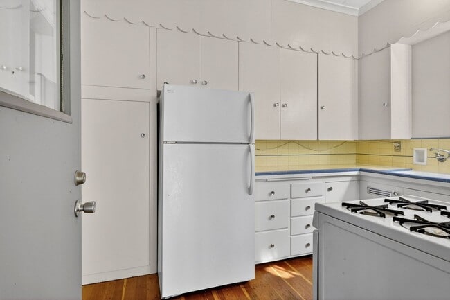 Building Photo - 713 SE 27th Ave