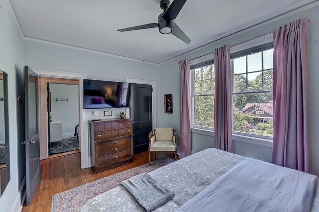 Building Photo - 518 Lamar Ave