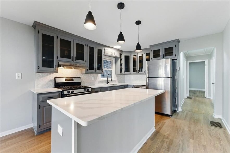 Building Photo - 10 Cochran Rd SE