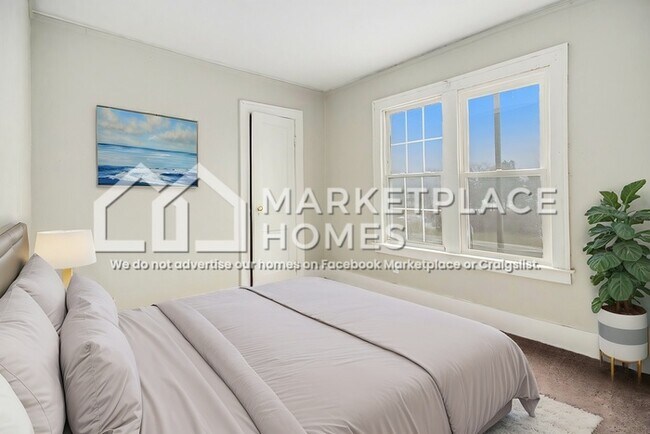 Building Photo - 15457 Cloverlawn Ave