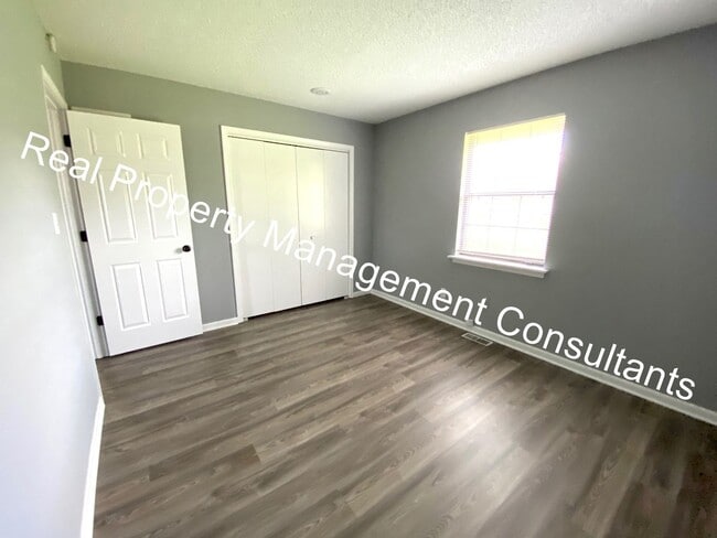 Building Photo - Lee's Summit 2 Bedroom Duplex