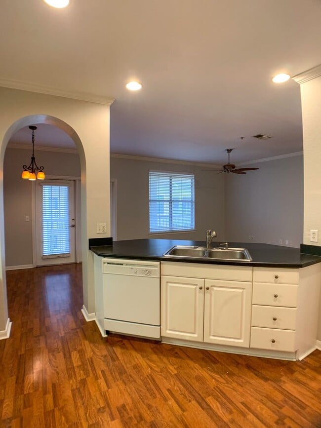 Building Photo - New listing 2/2 with pool view