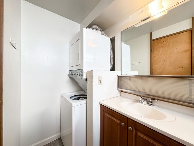 Building Photo - 1060 Kamehameha Hwy