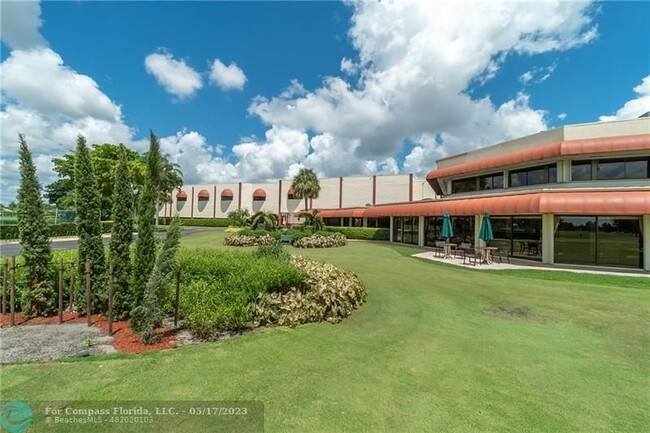 Building Photo - 9220 S Hollybrook Lake Dr