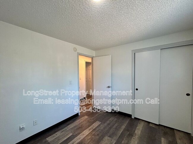Building Photo - 794 SW Orchard Pl