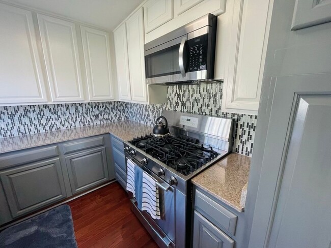 Building Photo - Beautiful furnished two bedroom two bath c...