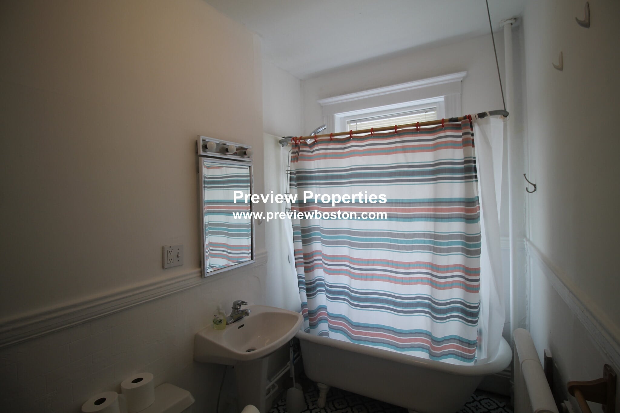 Building Photo - 199 Strathmore Rd