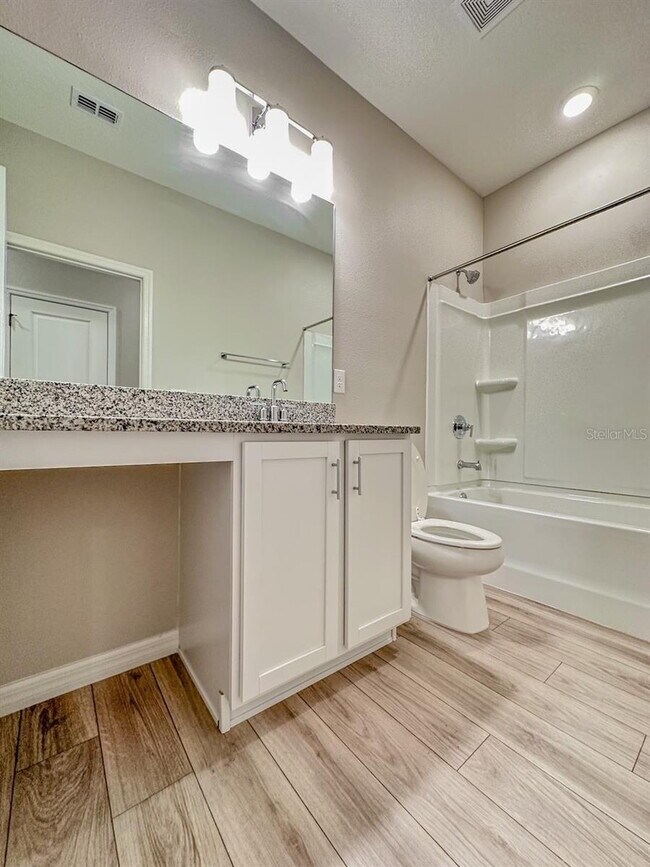 Building Photo - Gorgeous 4 Bed 2 Bath Home!