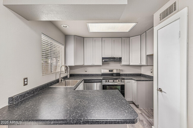 Building Photo - 1505 E Divot Dr