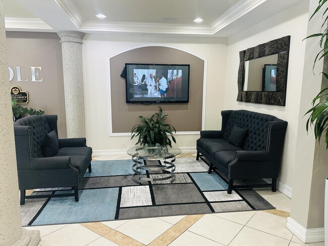 Building Photo - 533 NE 3rd Ave