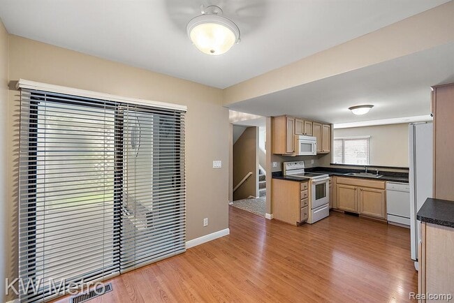 Building Photo - 5652 Drake Hollow Dr E