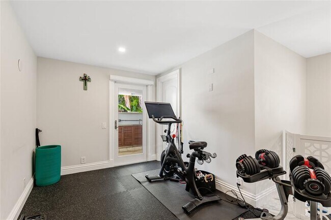 Building Photo - 2307 N Riverside Dr