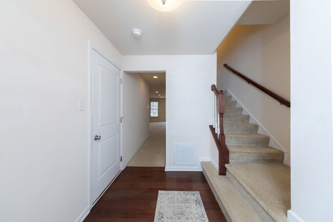 Building Photo - 121 Parkway Ct