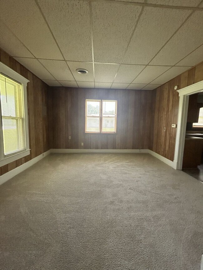 Building Photo - Cute 1 BR/1 BA House - Corner Lot & Off-Street Parking!