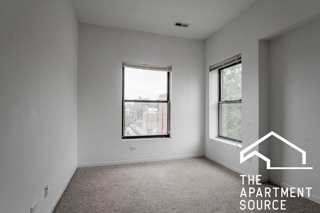 Building Photo - 1212 W Foster Ave