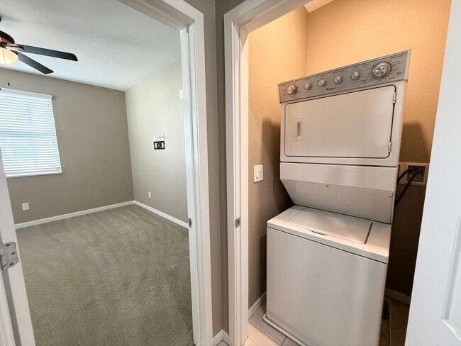 Building Photo - 2/BD 2.5/BA Luxury Gated Townhouse in Summ...