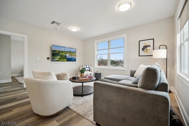 Building Photo - 246 Main St