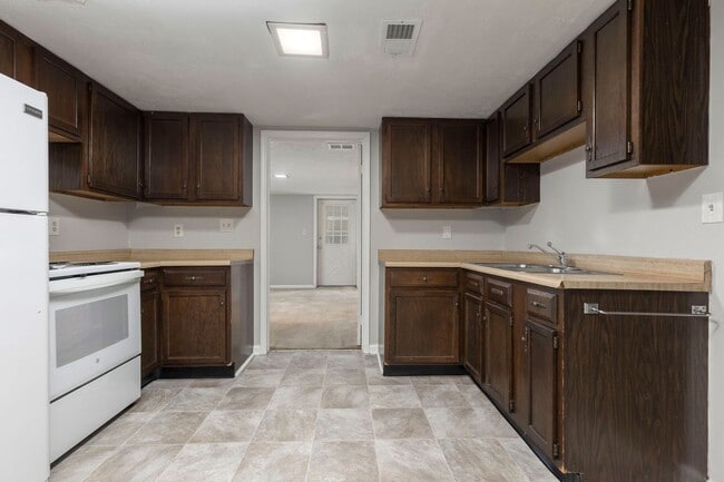 Building Photo - 9308 Aylesbury Dr