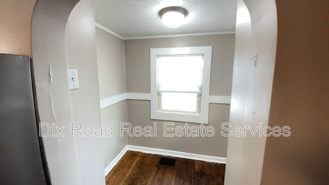 Building Photo - 1303 Kumler Ave