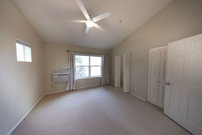 Building Photo - Townhome-Style Condo at Columbia Shores - 3 Bedroom