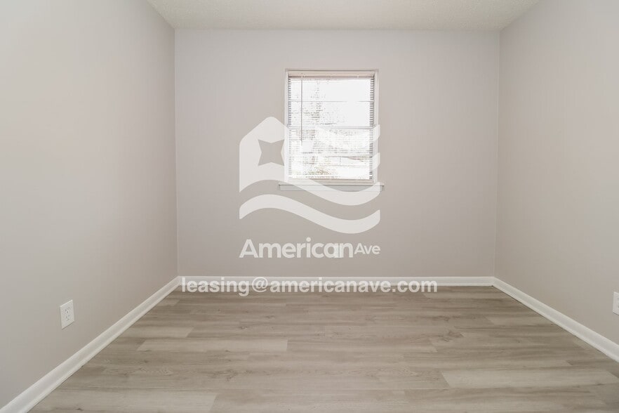 Building Photo - 121 Lindenhurst Dr