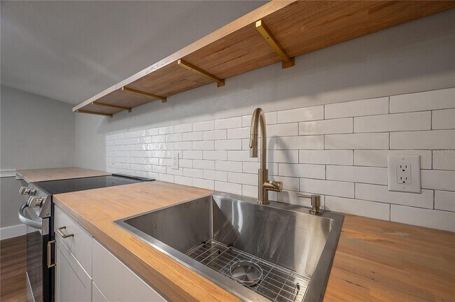 Building Photo - 236 W North St