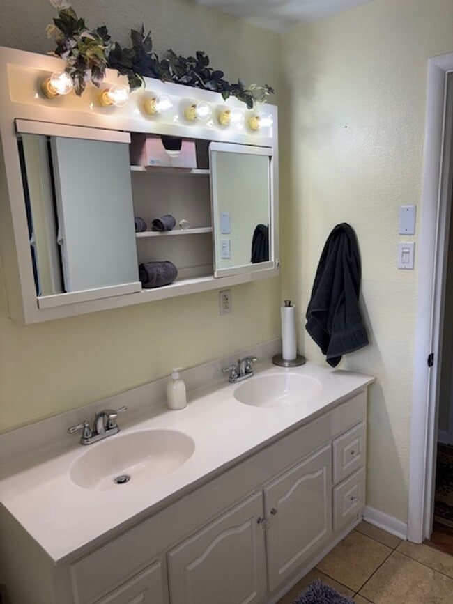 Building Photo - Knoxville 37921 - 3 bedroom, 1 Bath Upstairs Unit,  - Contact Troy Adams (865) 233-6949