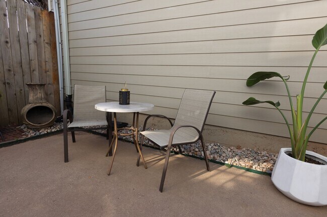 Building Photo - 1515 1/2 S Carson Ave