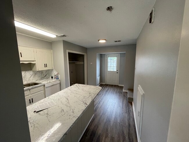 Primary Photo - 1204 Henson