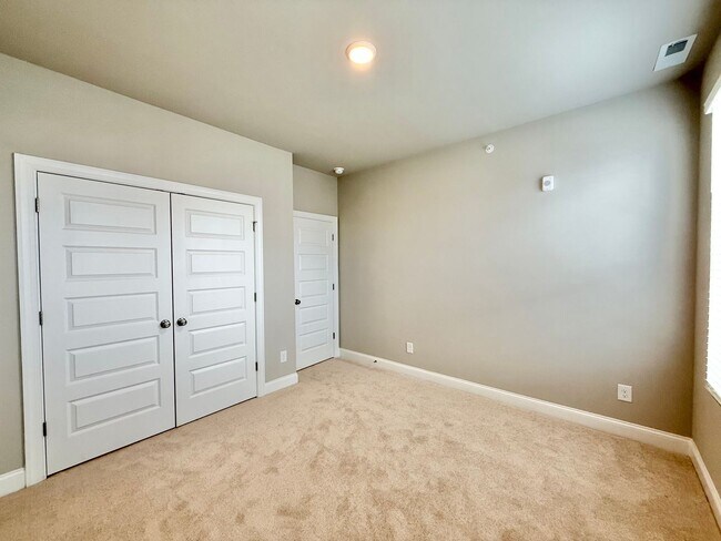 Building Photo - **OFFERING FIRST MONTH'S RENT FREE, $200 MOVE IN PROMOTION & REFUNDABLE APPLICATION FEES** New Co...
