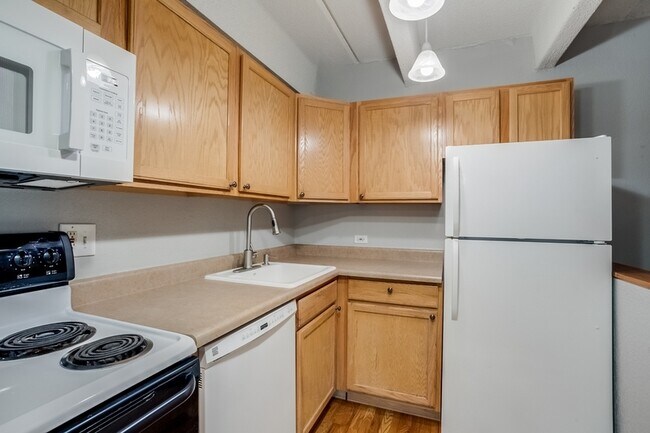 Building Photo - 50 N Clarkson St