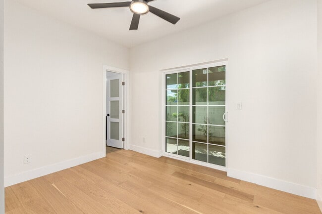 Building Photo - Gorgeous 2-Bed, 2-Bath duplex in the Garfi...