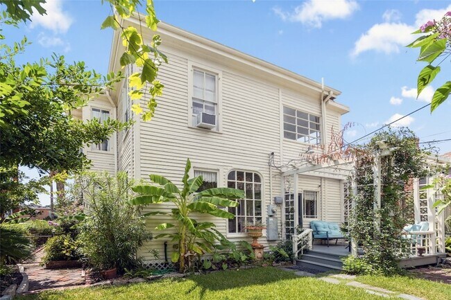 Building Photo - 1112 Broadway Avenue J