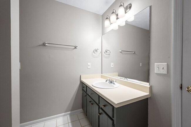 Building Photo - Awesome updated 2BR/1.5BA townhome in Bell...