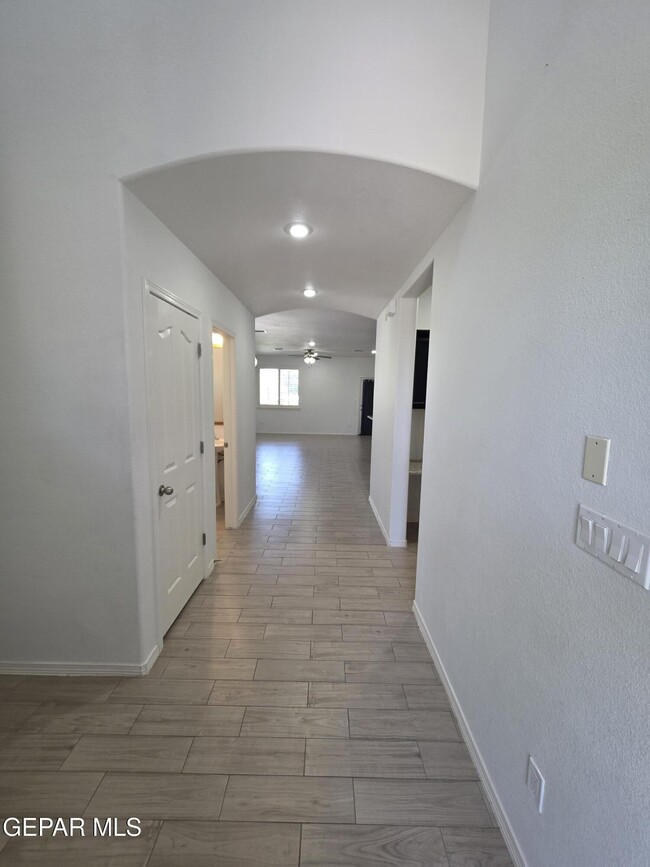 Building Photo - 7517 Red Cedar Dr