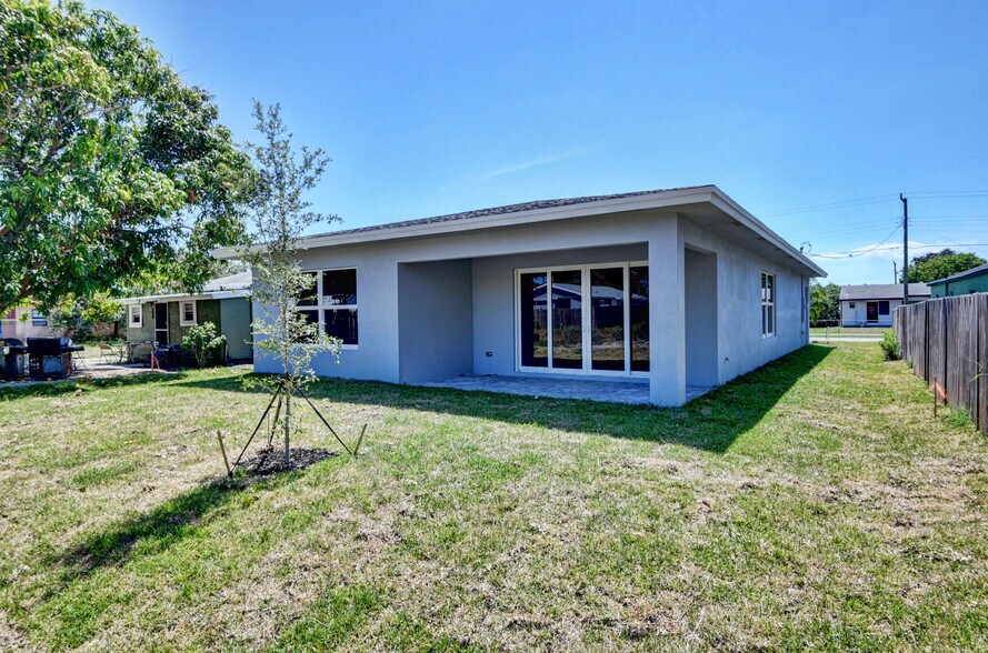 Building Photo - 127 NW 9th Ave