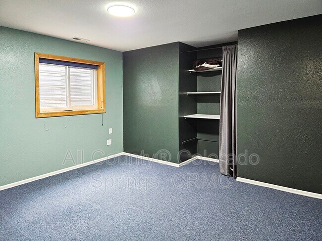 Building Photo - 2615 Helmsdale Dr